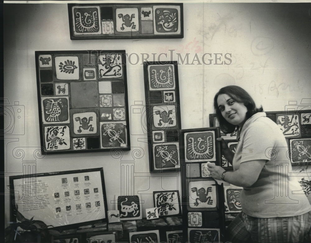 1976 Press Photo Juliette Aime, manager of Arias, with Pre-Columbian tiles - Historic Images