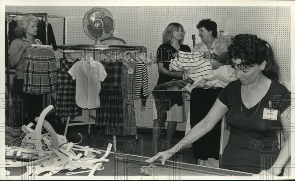 1989 Press Photo Workers prepare for opening of Goodwill Store on Paris Road - Historic Images