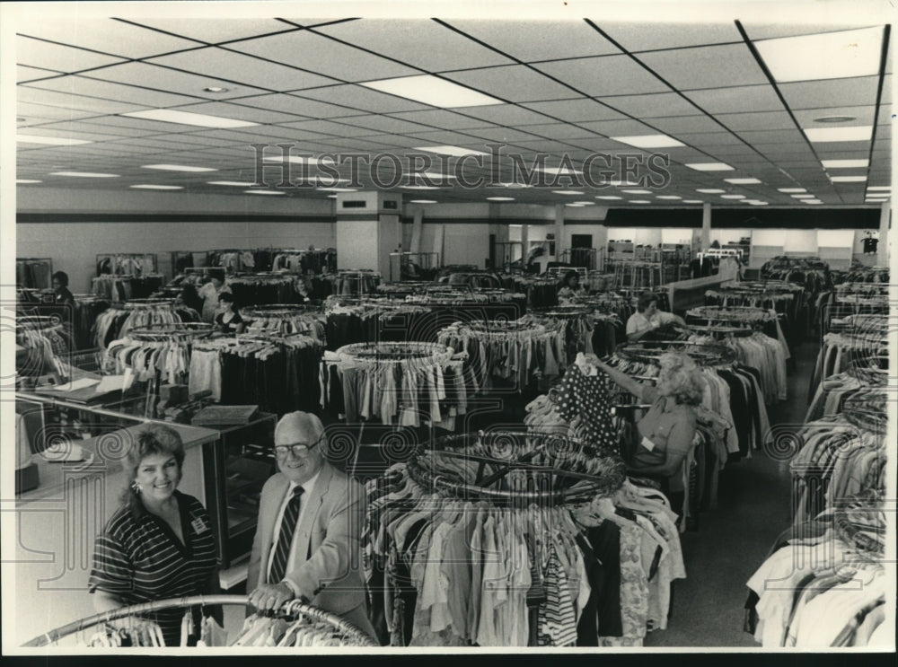 1989 Press Photo Goodwill Industries leaders at newly opened store on Paris Road - Historic Images