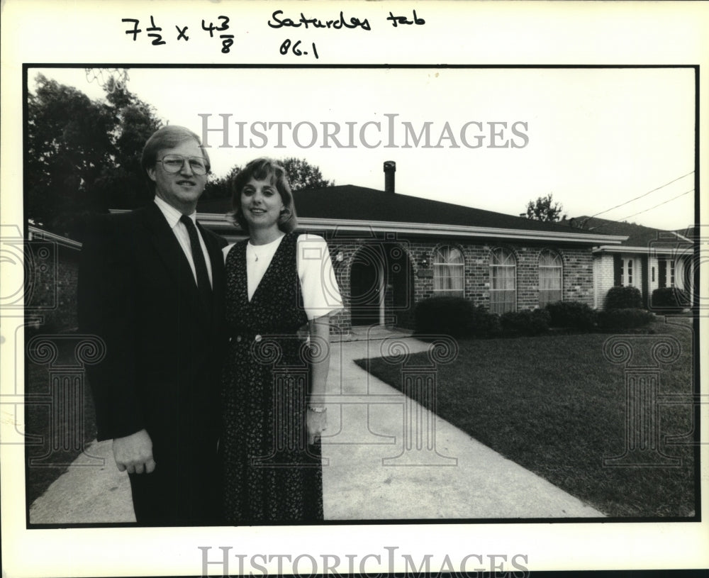 1990 Press Photo Tony & Donna Goebel in front of their new home in Metairie - Historic Images