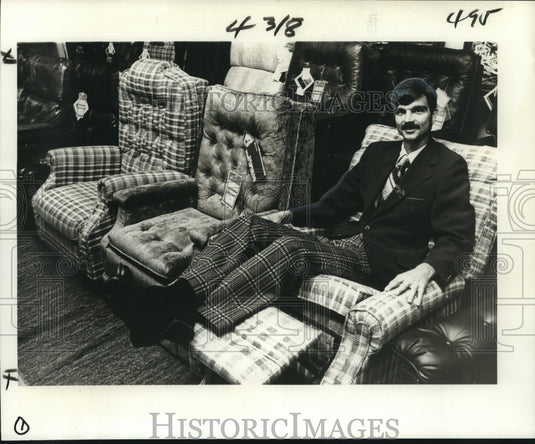 1977 Press Photo Lloyd Goebel, manager and owner of Lloyd's Furniture store - Historic Images