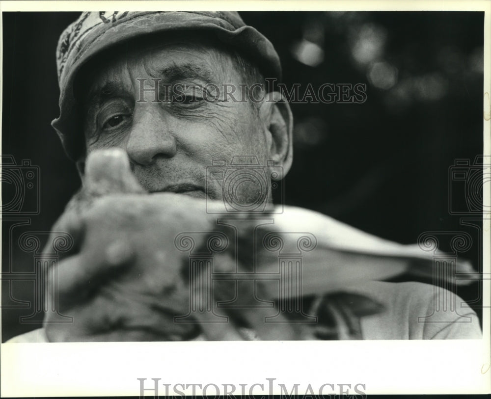 1989 Press Photo Alfred Grass, owner of the animals, letting of his pigeons - Historic Images