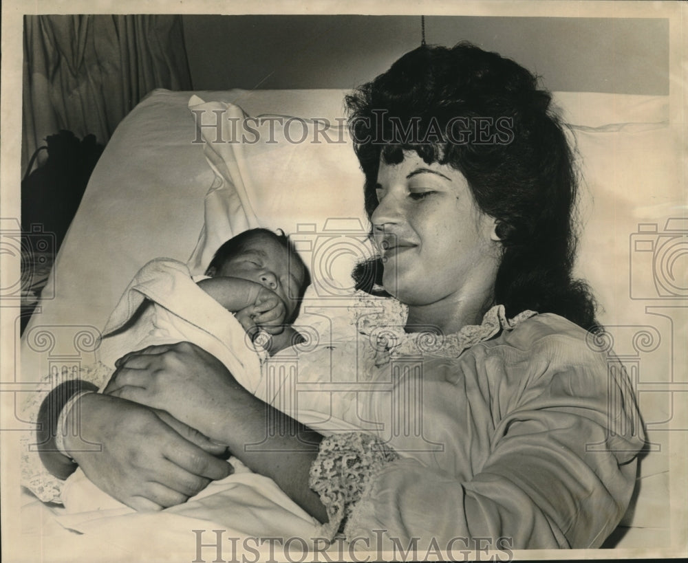 1965 Press Photo Mrs. Everett Frickey with newly born child at West Jefferson - Historic Images