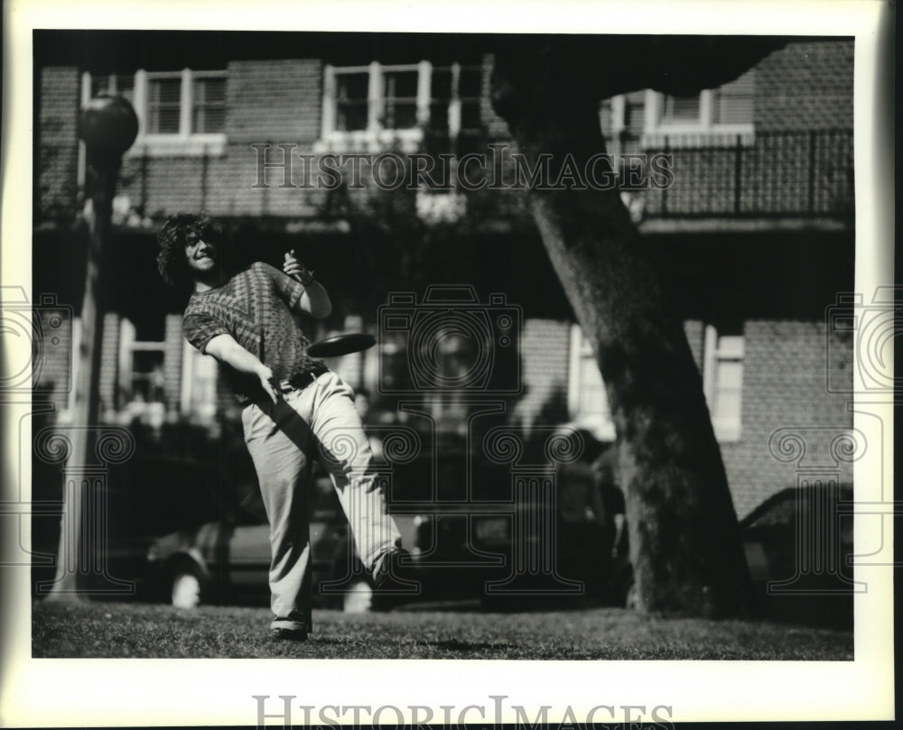 1988 Press Photo David Mack, Tulane University student playing Frisbee at break - Historic Images