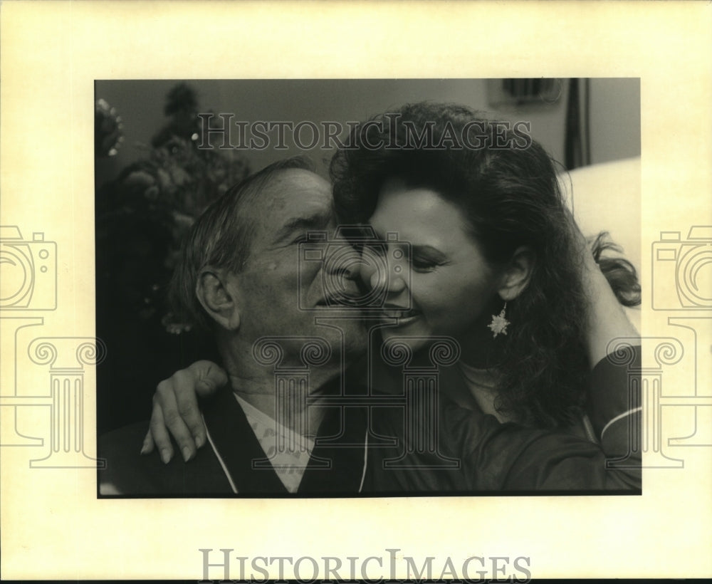 1992 Press Photo Christie Hoefeld hugs Arnold Frichter after receiving earrings - Historic Images