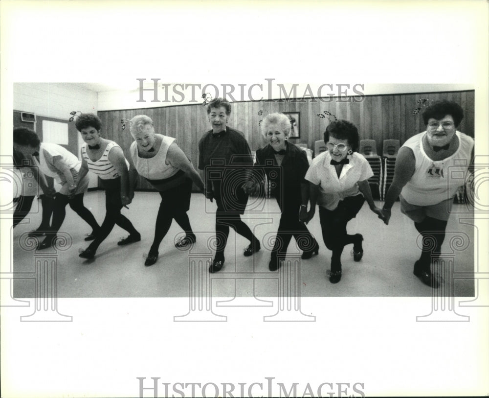 1990 Press Photo Members of the Golden Tappers, senior citizens ages 52-73 years - Historic Images