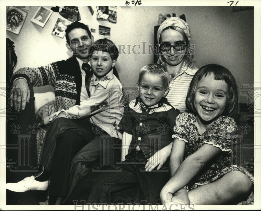 1980 Press Photo Ron and Carol Goldberg and family- Denied of Welfare assistance - Historic Images