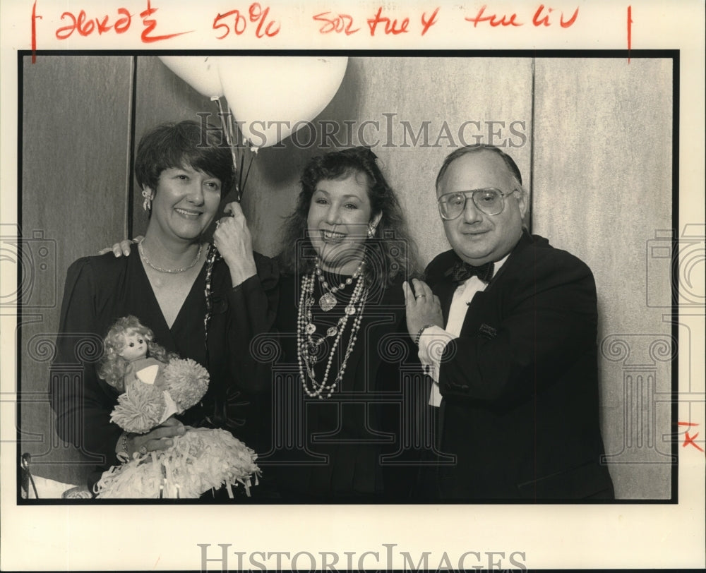 1990 Press Photo Caron Anderson, Kim &amp; Arnold Goldberg at Blue Rose Ball - Historic Images