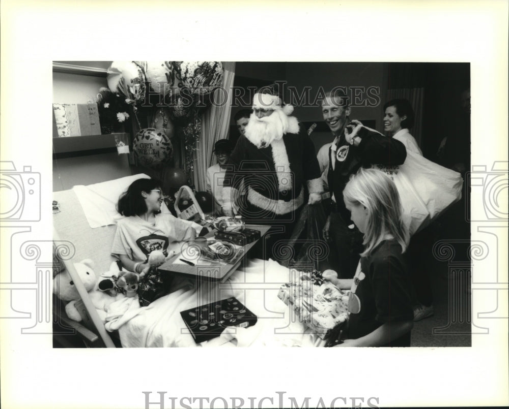 1995 Press Photo Gold Wing Road Riders giving gifts to Lauren Labatut - Historic Images