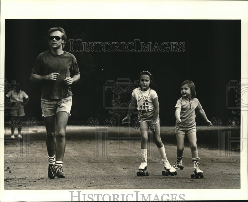 1982 Press Photo Jim Gold, and his daughters Sarah at Audubon Park - nob21385 - Historic Images