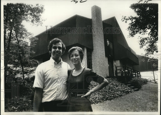 1975 Press Photo Lewis and Ruth Goldfarb in front of their new home in Reston - Historic Images