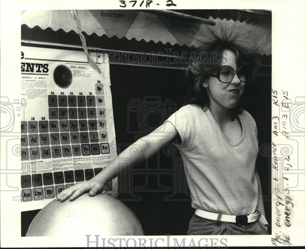 1983 Press Photo Christy Goins on static machine at Bissonet Plaza School - Historic Images