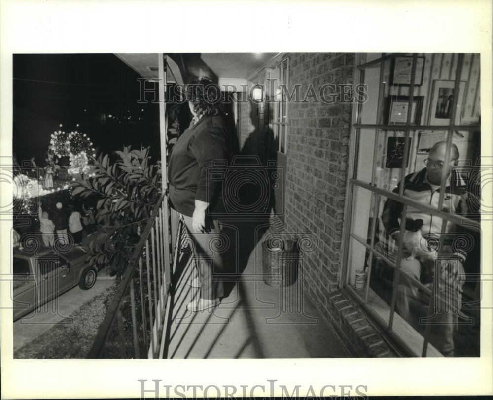 1989 Press Photo Donald Fruchtnicht watching Corps de Napoleon parade on Kingman - Historic Images