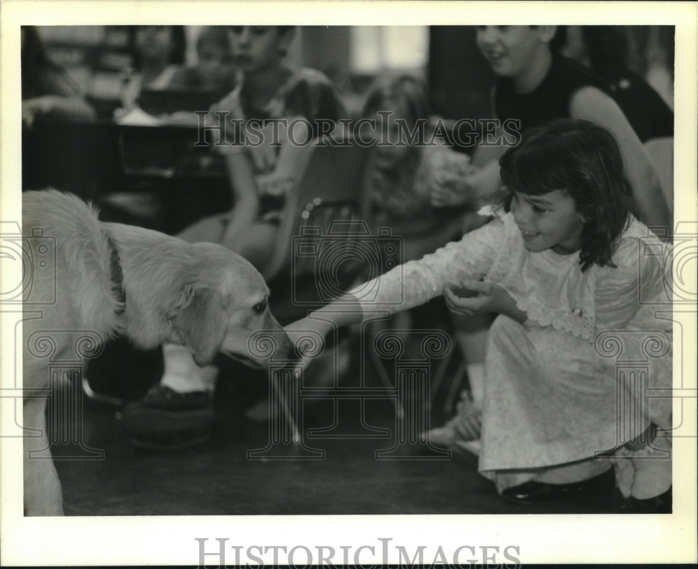 1990 Press Photo Frosty gets used to a student at Sixth Ward Junior High - Historic Images