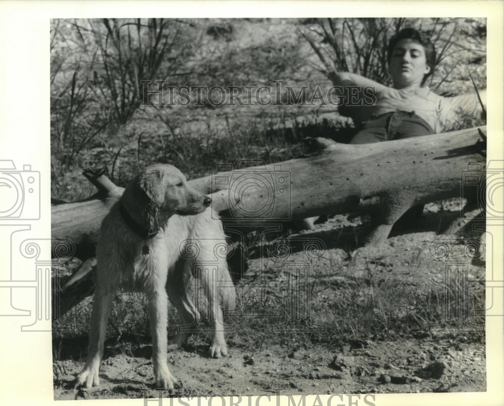 1990 Press Photo Frosty the search dog sniffs the air for scent of Troi Higgins - Historic Images