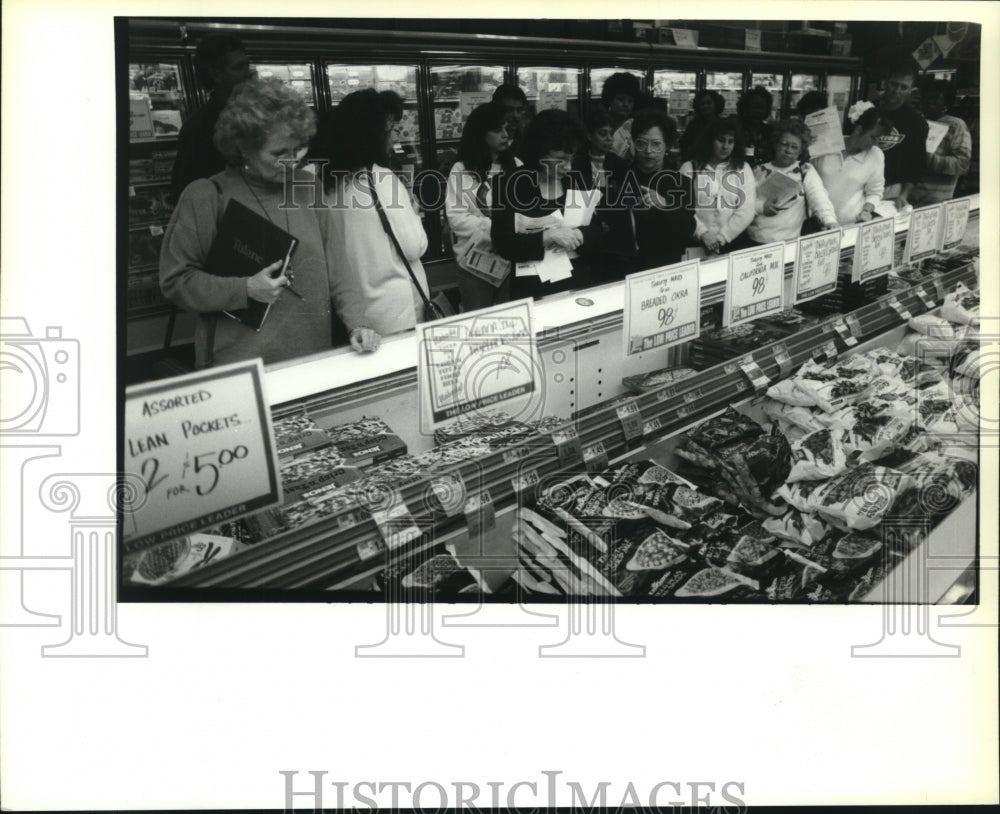 1994 Press Photo Students go through the frozen food section during their class - Historic Images