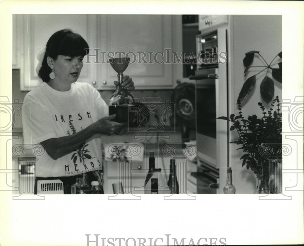 1990 Press Photo Herbalist Judy Frossard during her workshop at Kitchen Place - Historic Images