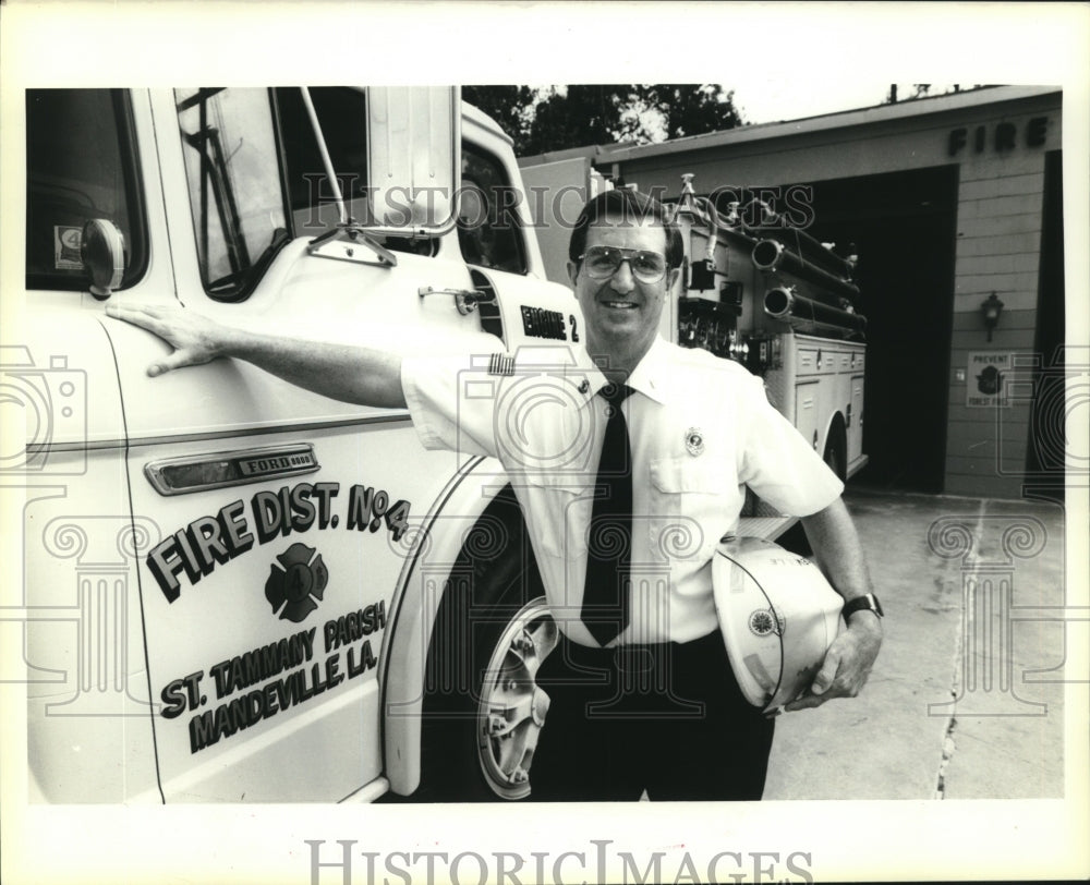 1988 Press Photo Mandeville Fire Chief Leonard Frosch at station in Mandeville - Historic Images