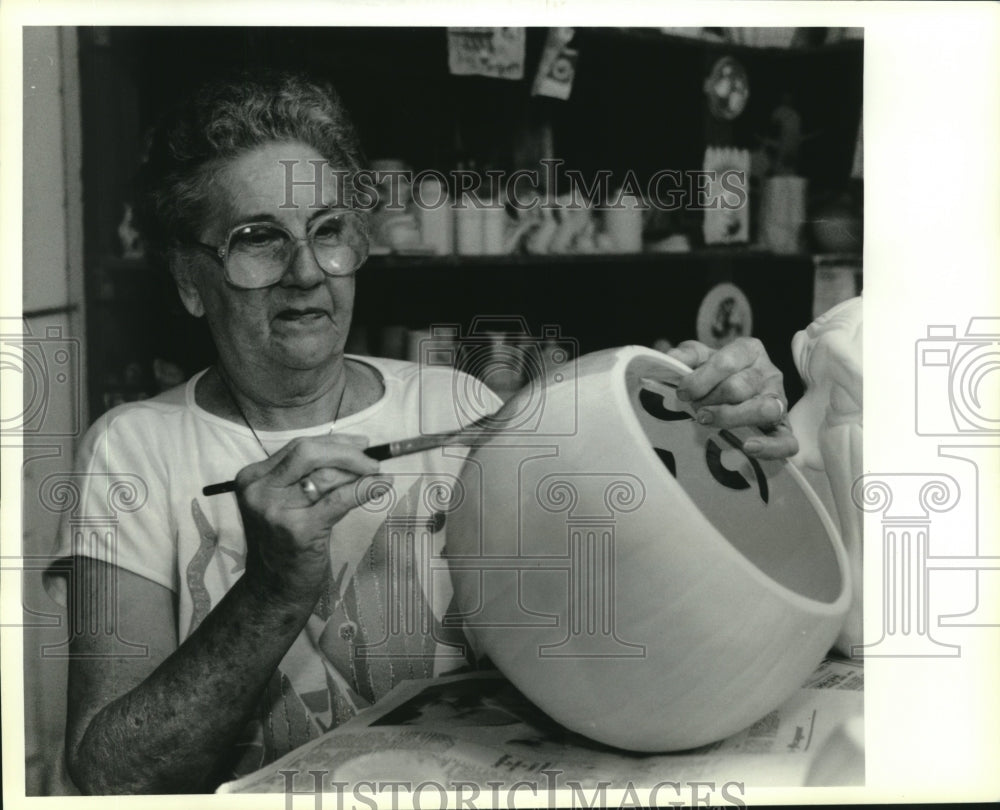 1992 Press Photo Margie Frosch applies paint to a ceramic Halloween pumpkin - Historic Images