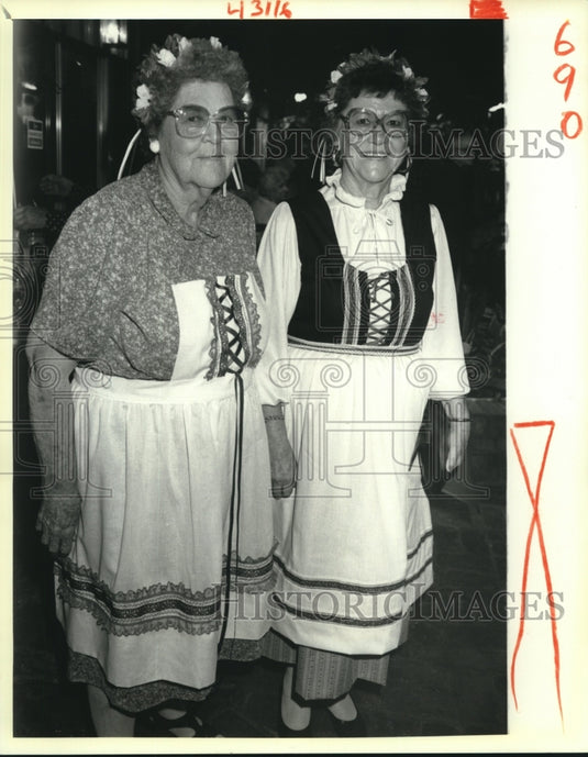 1988 Press Photo Evelyn Keller & Stella Murphy in ethnic costume for German fest - Historic Images