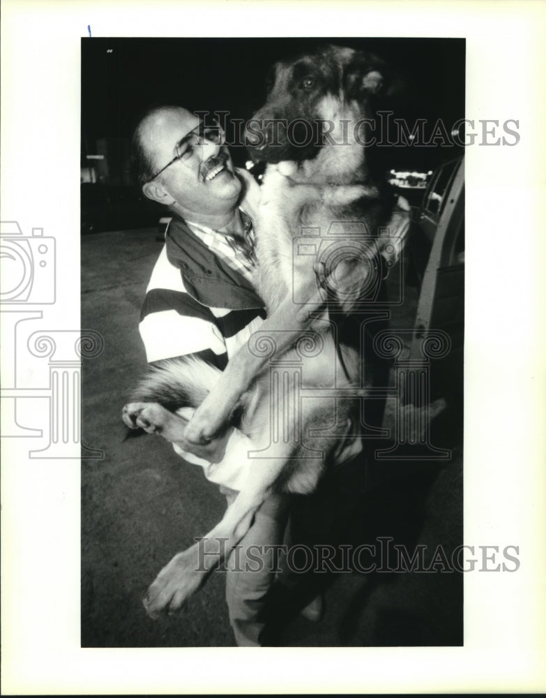 1992 Press Photo Mike Roman cuddles with &quot;Star baby&quot; at shepherd club meeting - Historic Images