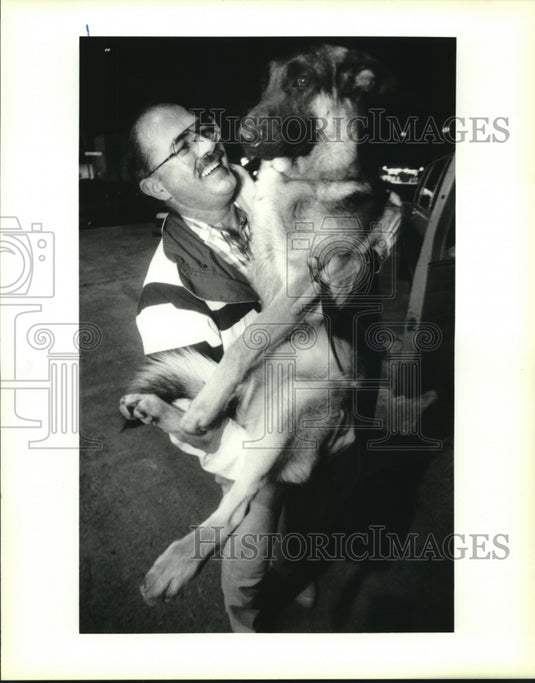 1992 Press Photo Mike Roman cuddles with "Star baby" at shepherd club meeting - Historic Images