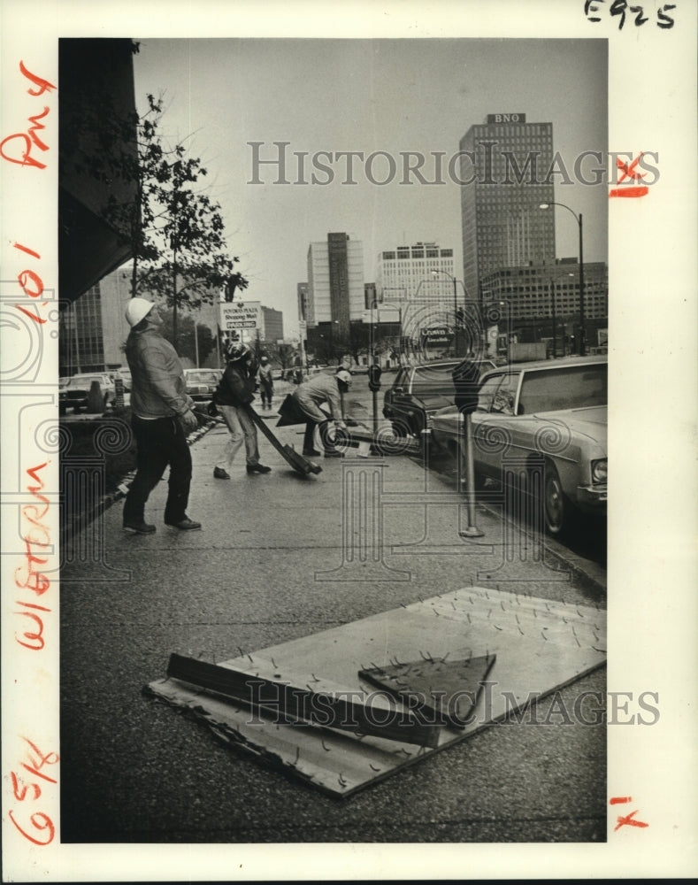 1983 Press Photo Workers retrieve building materials torn from Energy Center - Historic Images