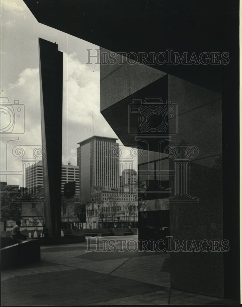 1984 Press Photo Energy Center&#39;s ground floor shows patio fountain and buildings - Historic Images