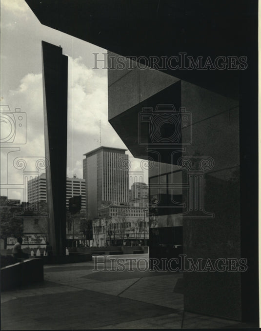 1984 Press Photo Energy Center's ground floor shows patio fountain and buildings - Historic Images