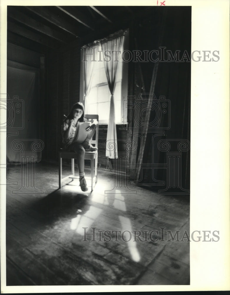 1989 Press Photo Rachel Gnaidy, comic artist, with sketchbook and pencil - Historic Images