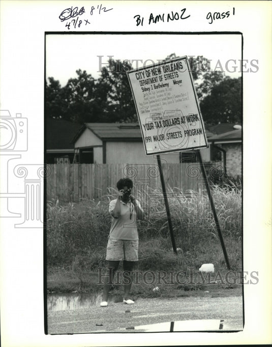 1992 Press Photo Dorothy McWilliams takes pictures of uncut tall grass, Dwyer Rd - Historic Images