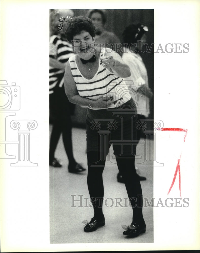 1990 Press Photo Delores Ocman, 60, of Marrero cracks up from a joke at practice - Historic Images