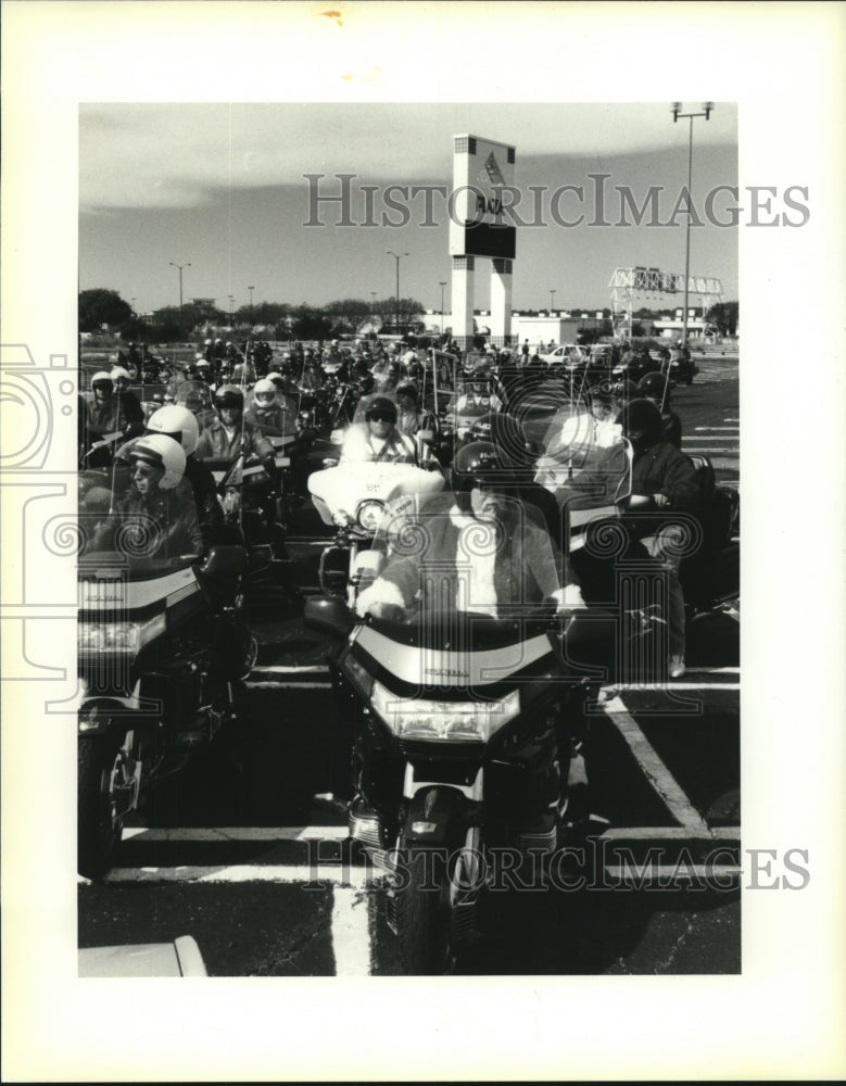 1994 Press Photo Gold Wing Road Riders Association in &quot;Rebels with a Claus&quot; ride - Historic Images