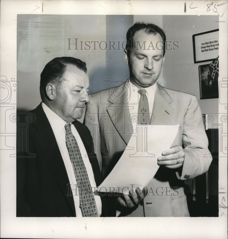 1955 Press Photo Edward Groner and William Gold sign contract. - nob21569 - Historic Images