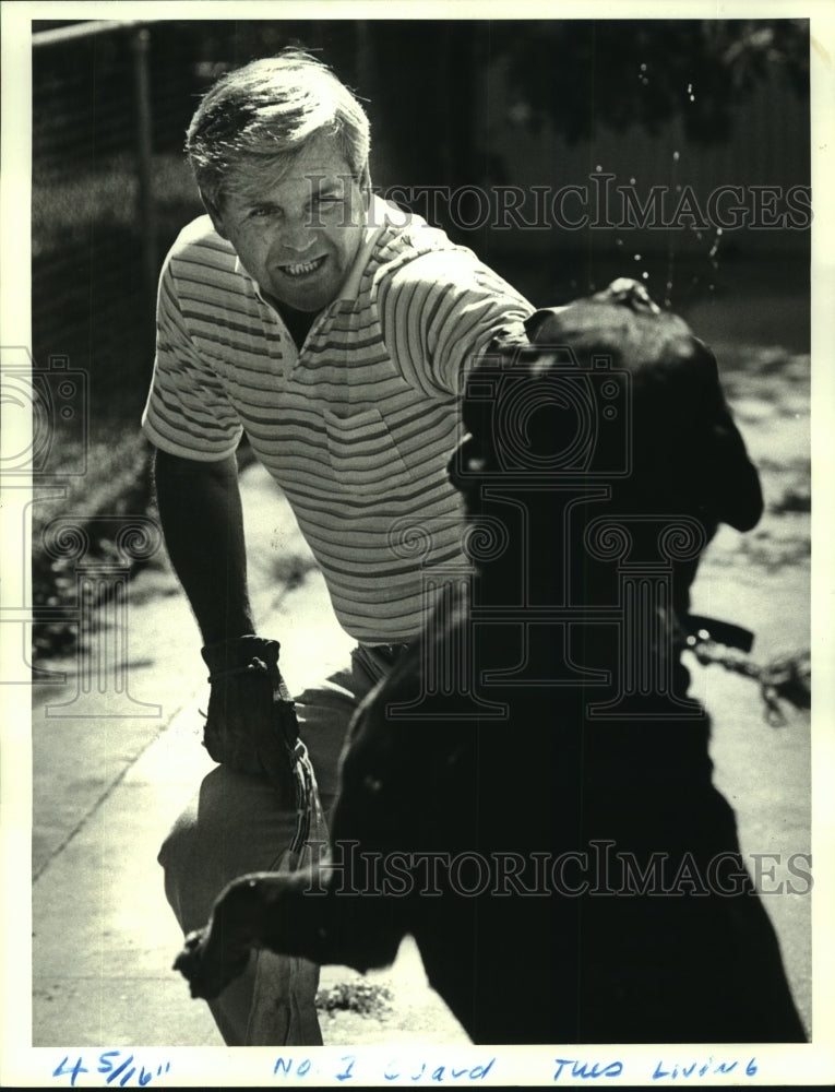 1987 Press Photo Larry Schillenkamp Trains Dog Rambo for Guard Duty - nob21610 - Historic Images