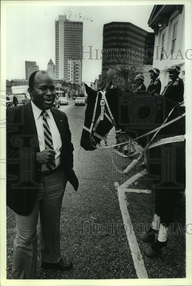 1990 Press Photo Public Safety Director Ruben Greenberg, with mounted police - Historic Images