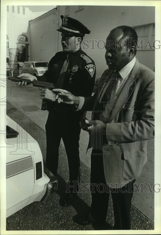 1990 Press Photo Ruben Greenberg and Policeman J.V. Bishop, City Hall - Historic Images