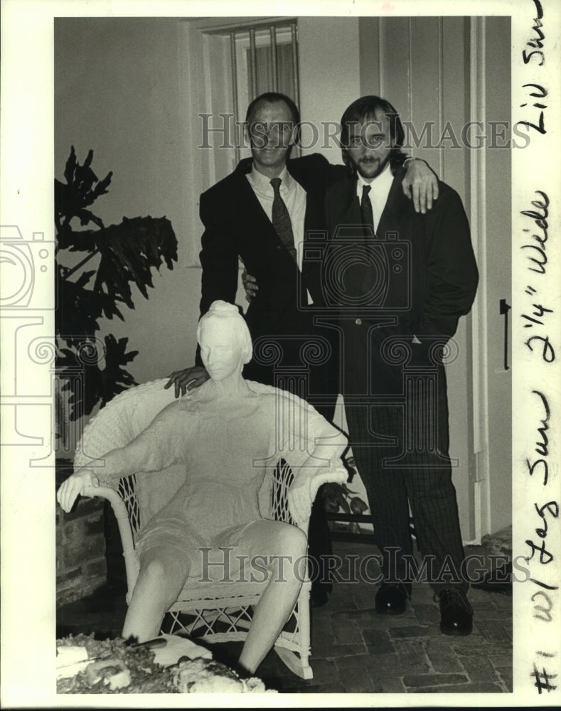 1989 Press Photo Curator Robin Green &amp; Artist Jonathan Webb Pose with Sculpture - Historic Images