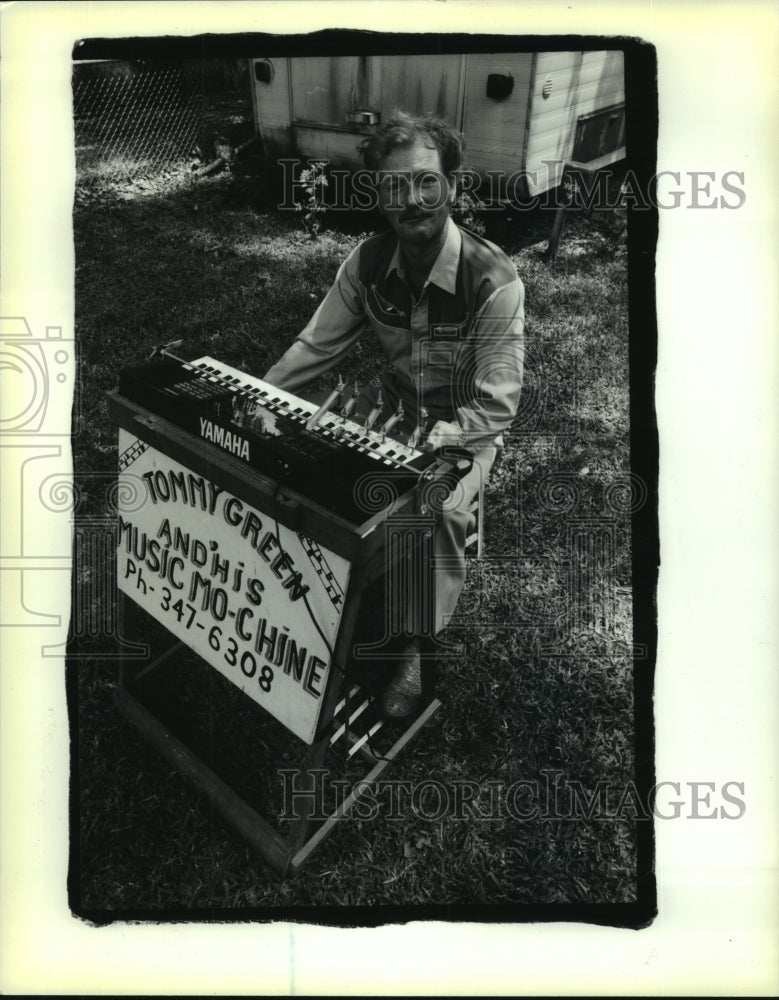 1990 Press Photo Tommy Green and His Music Mo-Chine in His Back Yard, West Bank - Historic Images