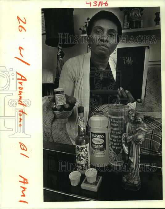 1986 Press Photo Rachel Green Holds Jericho Oil and Bible , New Orleans - Historic Images