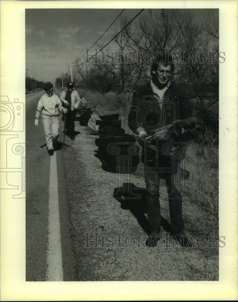 1990 Press Photo Charlie Gudaitis With Skull Found During Litter Cleanup - Historic Images