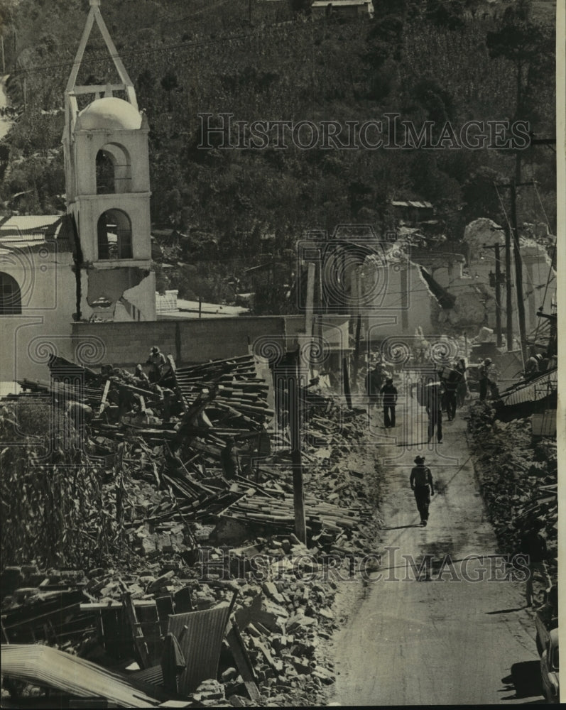 1976 Press Photo Earthquake aftermath in Guatemala - nob21702 - Historic Images