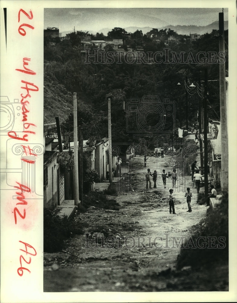 1984 Press Photo Guatemalan children play on a typical Guatemala City street - Historic Images