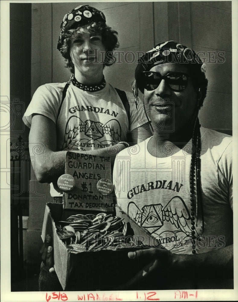 1984 Press Photo Frank Heady &amp; Ralph De Pena sell buttons to aid Guardian Angels - Historic Images