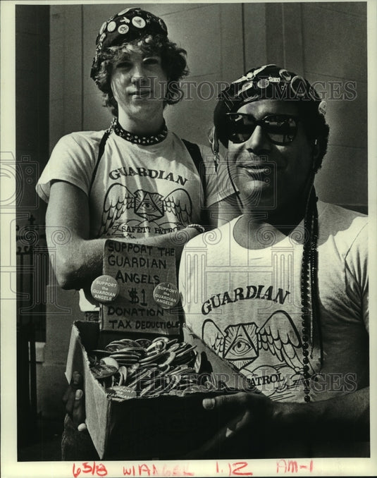 1984 Press Photo Frank Heady & Ralph De Pena sell buttons to aid Guardian Angels - Historic Images