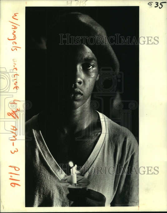 1981 Press Photo Guardian Angels Darryl McGee during angel's candlelight vigil - Historic Images