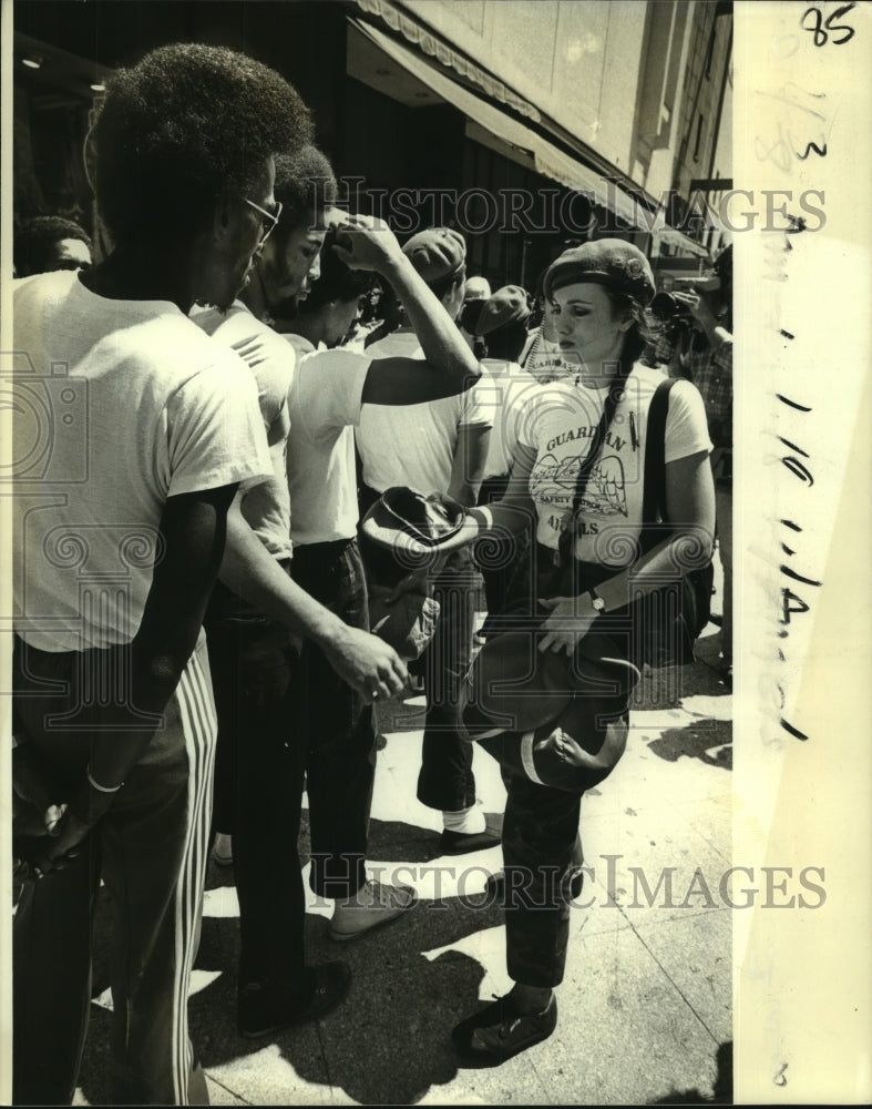 1981 Press Photo Guardian Angels Lisa Evers hands out berets before street walk - Historic Images