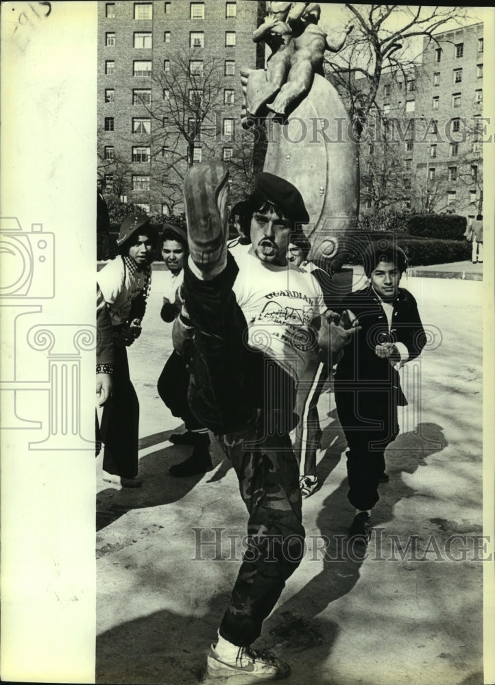 1981 Press Photo Members of New York&#39;s Guardian Angels practice martial arts - Historic Images