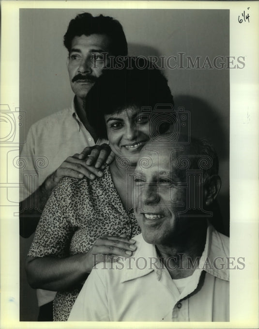 1989 Press Photo Dennis & Rita Guerrero and Her Father Guillermo Flores Obregon - Historic Images