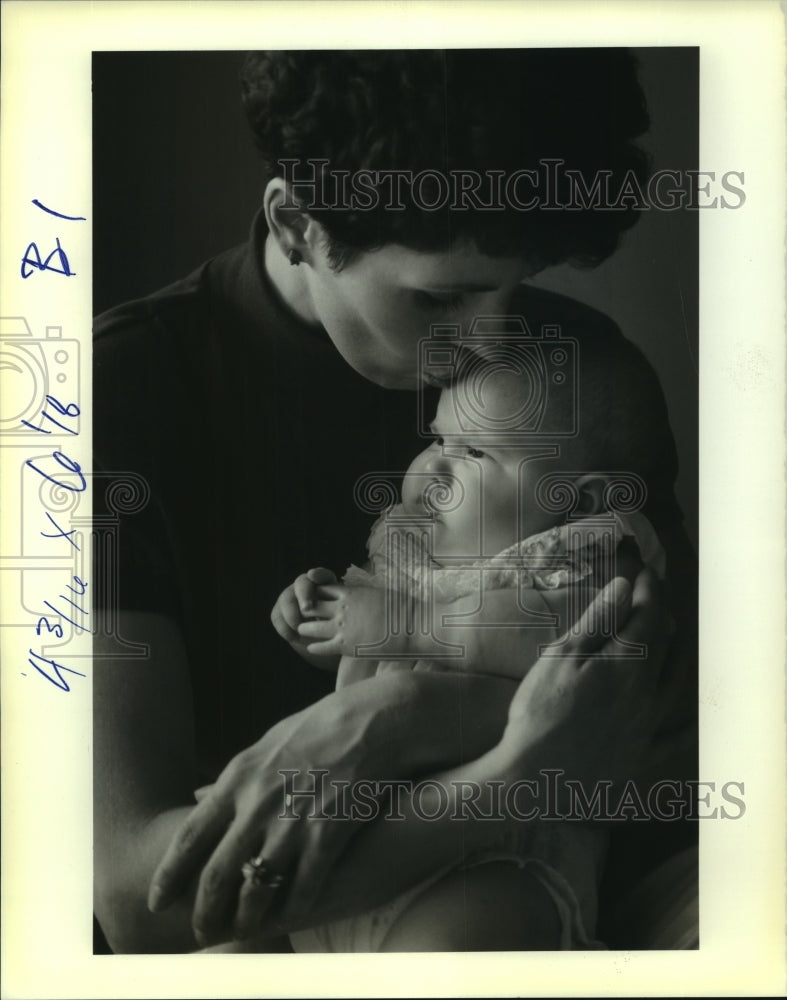 1989 Press Photo Chris Guffria and Baby Angel Guffria at Home in Baton Rouge - Historic Images